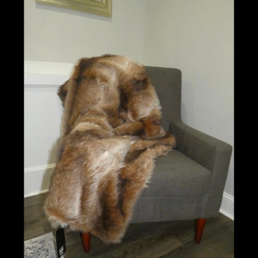 Tahari Faux Fur Throw Blanket Brown Soft White Reverse 50 x 60 In NWT - Picture 2 of 6